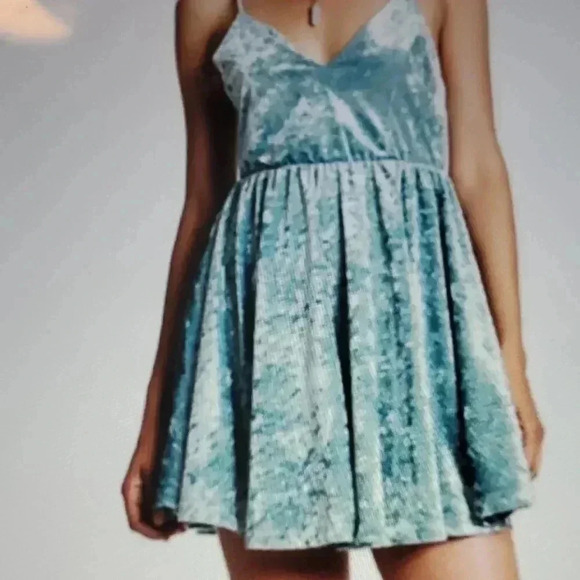 ROMEO & JULIET VELVET DRESS 👗 - Picture 1 of 4